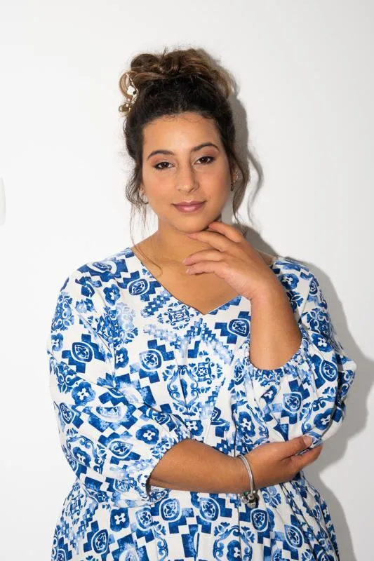 אשה מאופרת באיפור ערב עדין רקע לבן