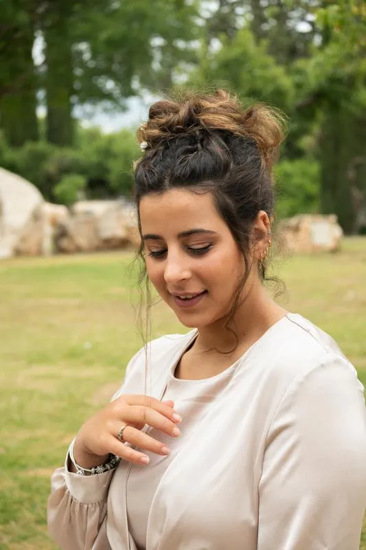 איפור כלה בגן ברקע ירוק