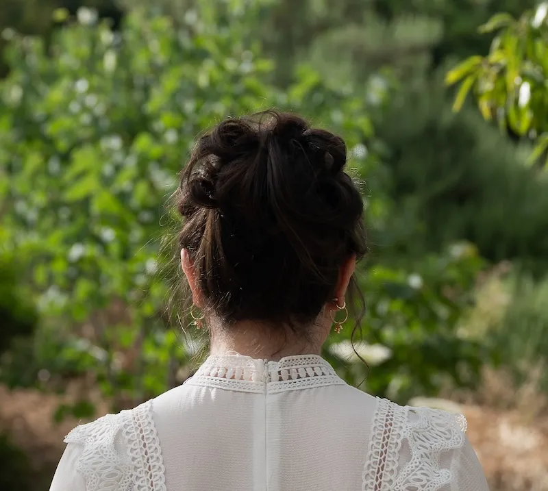 כלה עם תסרוקת מסתכלת לאופק