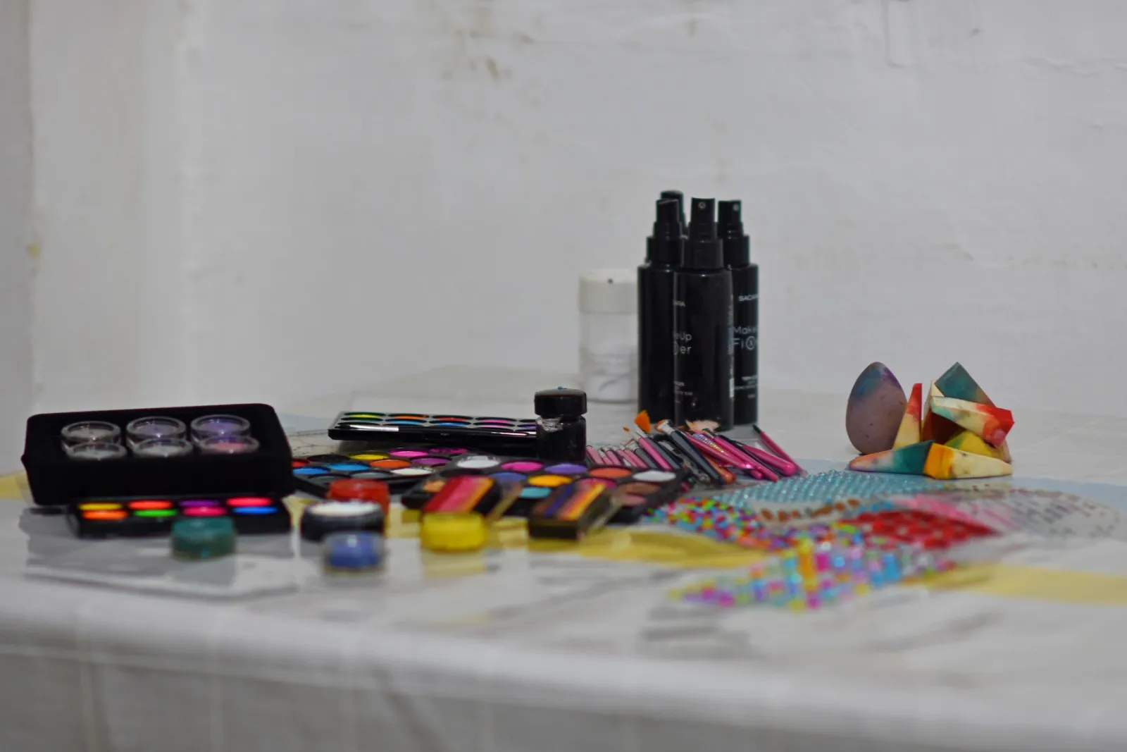 פריסה של מוצרי איפור לסדנת איפור לנערות