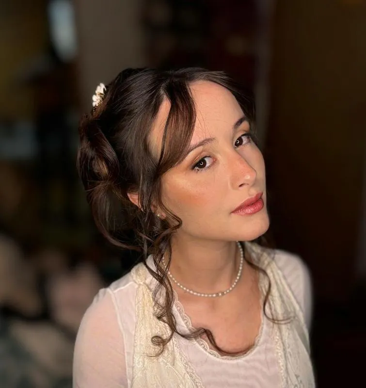 כלה מסורקת ומאופרת בשמלה לבנה ואודם