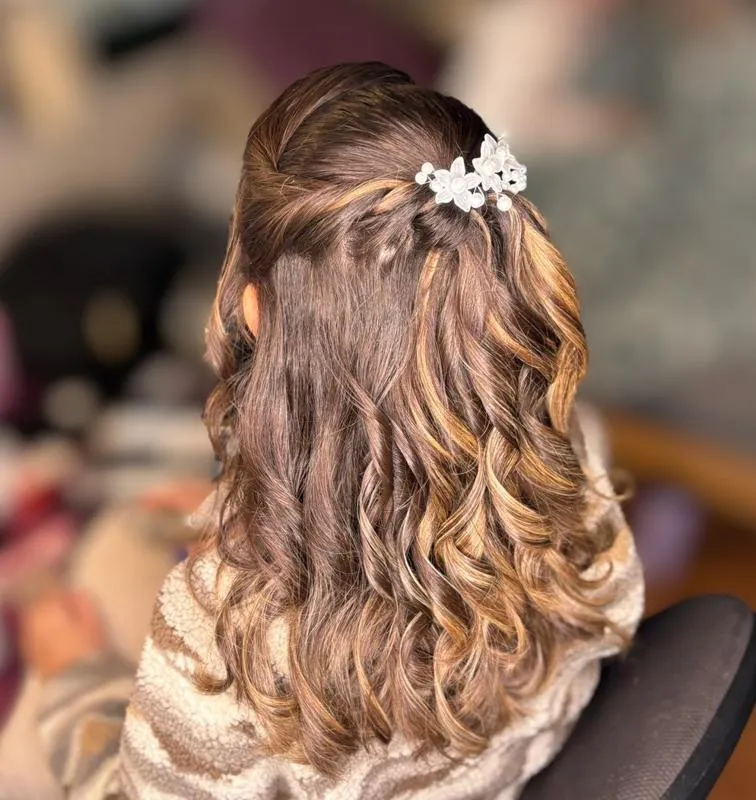 תסרוקת כלה שיער גלי וארוך עם קישוט פרחים