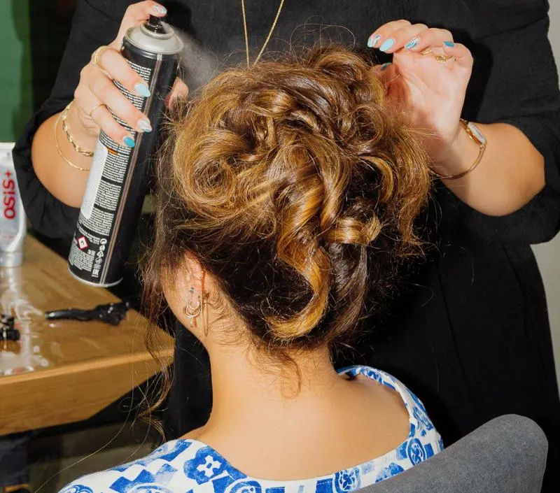 ריסוס תרסיס מקבע על תסרוקת שיער